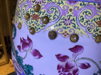Un tabouret en porcelaine de Chine famille rose &agrave; d&eacute;cor de canards mandarins, 19&egrave;me